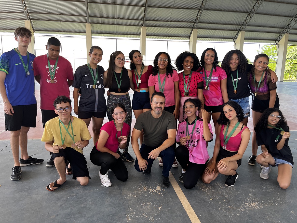 Estudantes do time misto de Queimada do curso de Química recebem medalhas do Diretor do câmpus, Prof. Eduardo de Carvalho Rezende